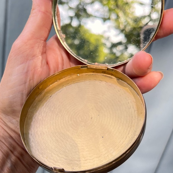 Vintage Gold Metal Embossed Compact - Picture 1 of 5